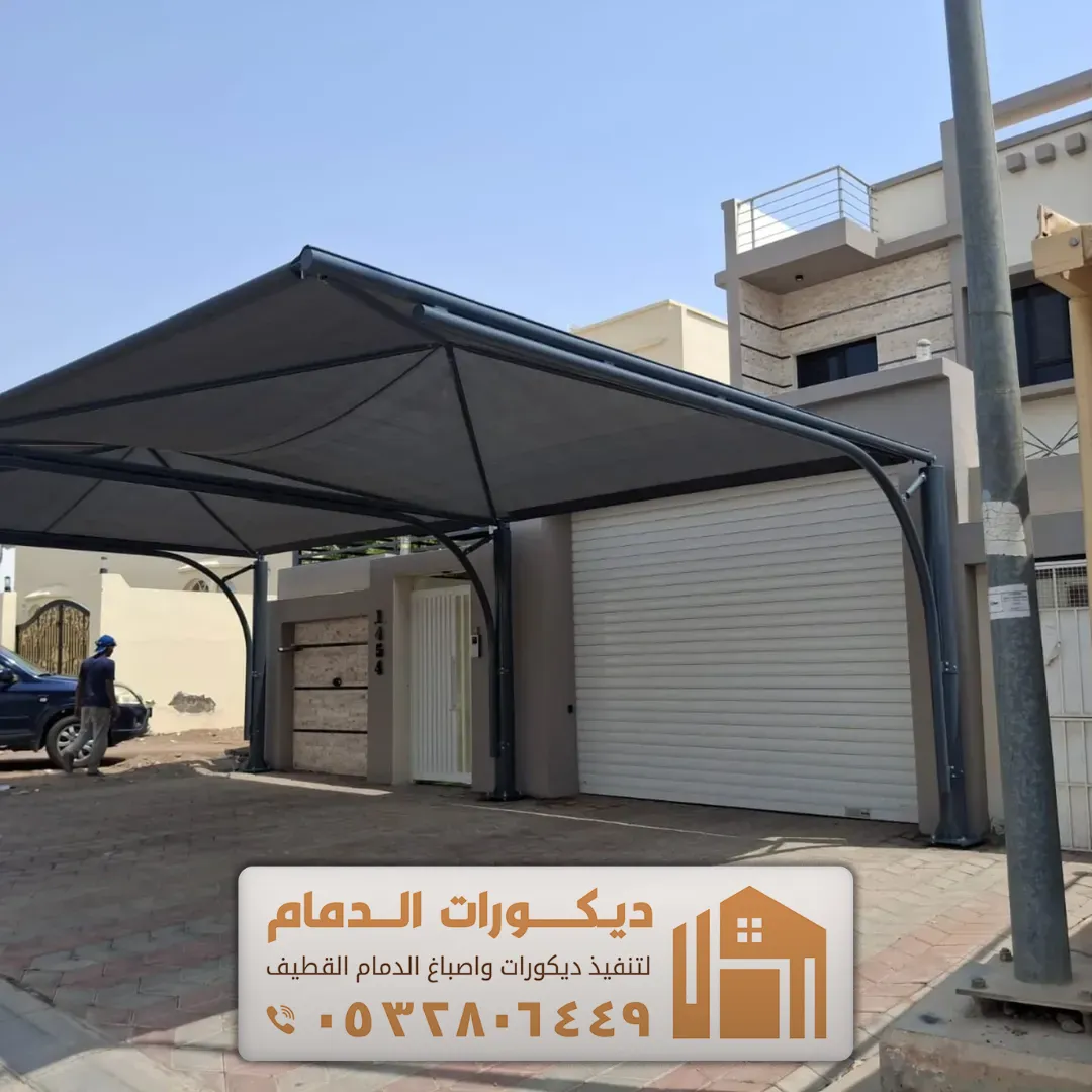 فني تركيب مظلات استراحات حي الجسر في الظهران